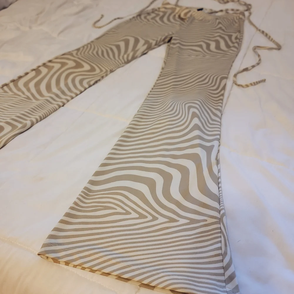 Divided Brown and White Patterned Leggings - Picture 3 of 6